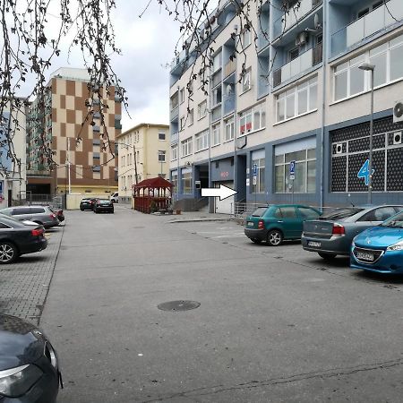 Cozy Apartment Btw Centre And Airport - Private Host - No Invoice ブラチスラヴァ エクステリア 写真