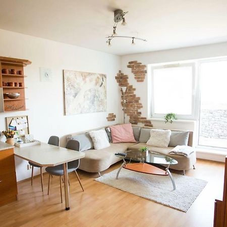 Cozy Apartment Btw Centre And Airport - Private Host - No Invoice ブラチスラヴァ エクステリア 写真