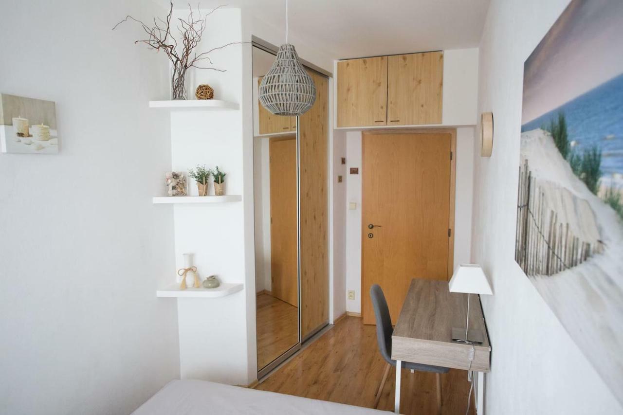 Cozy Apartment Btw Centre And Airport - Private Host - No Invoice ブラチスラヴァ エクステリア 写真