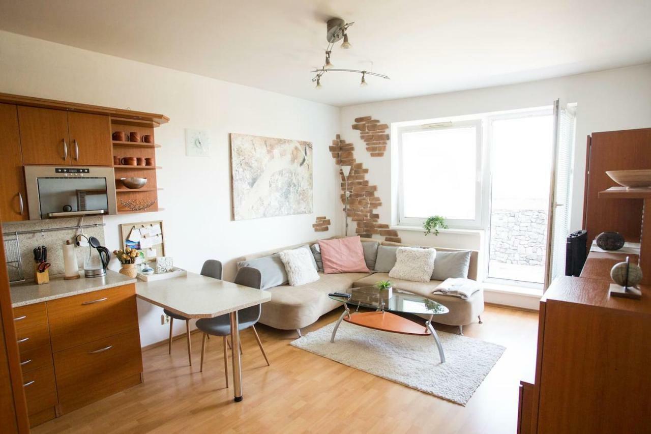 Cozy Apartment Btw Centre And Airport - Private Host - No Invoice ブラチスラヴァ エクステリア 写真