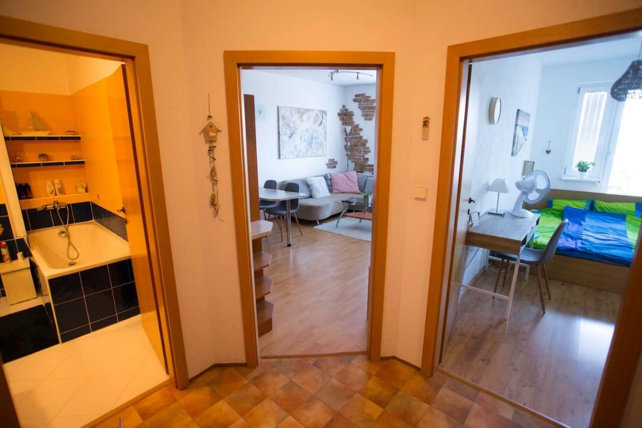 Cozy Apartment Btw Centre And Airport - Private Host - No Invoice ブラチスラヴァ エクステリア 写真